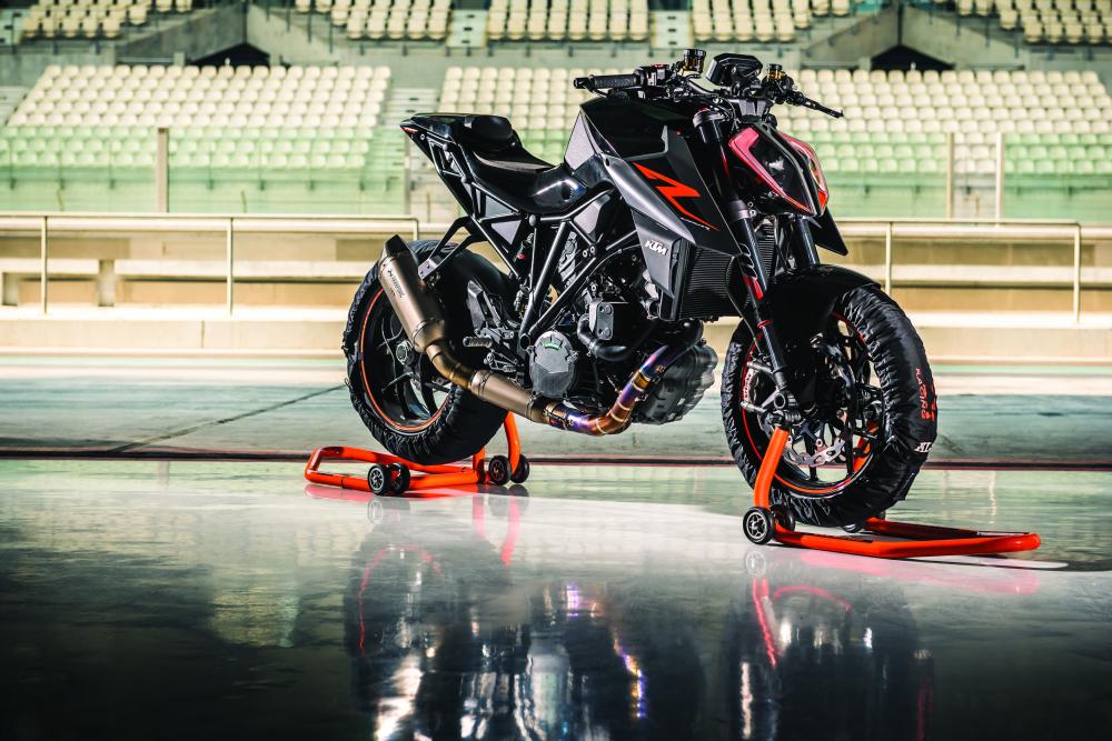 KTM 1290 SUPER DUKE R MY17_Action 01.jpg