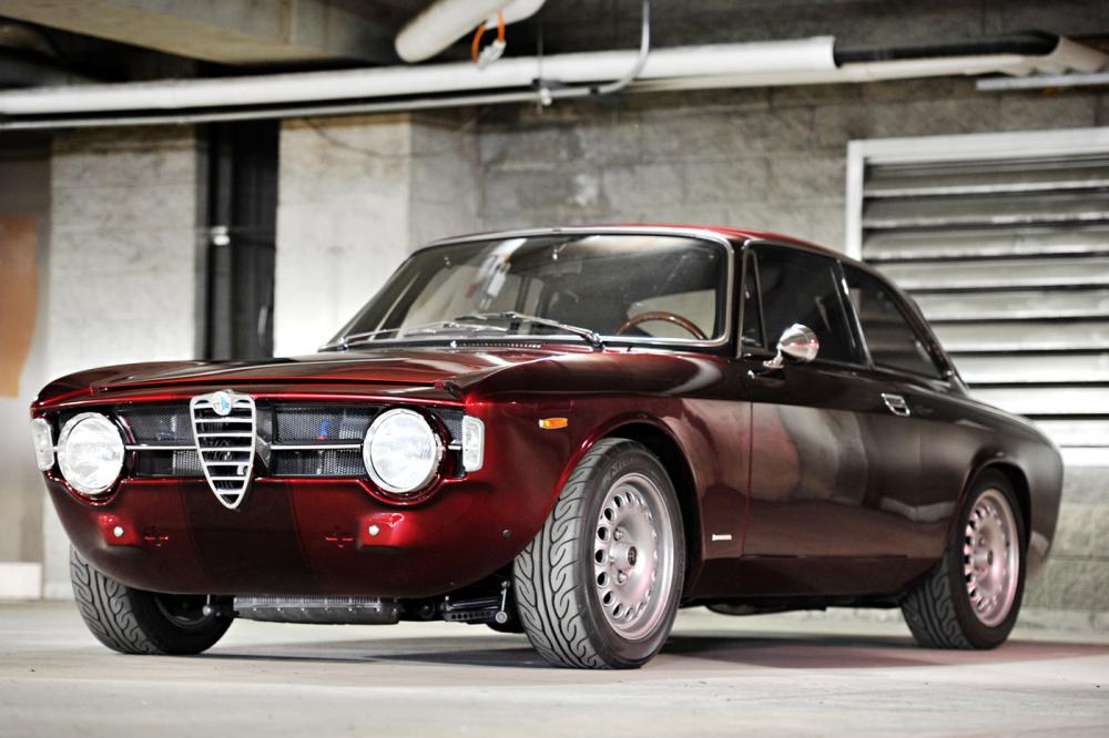 Alfa-Romeo-1300-Junior-with-a-modern-paint (4).jpg