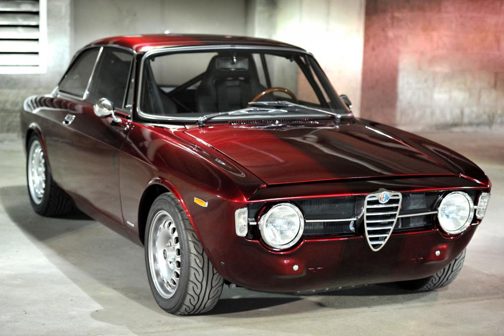 Alfa-Romeo-1300-Junior-with-a-modern-paint (1).jpg