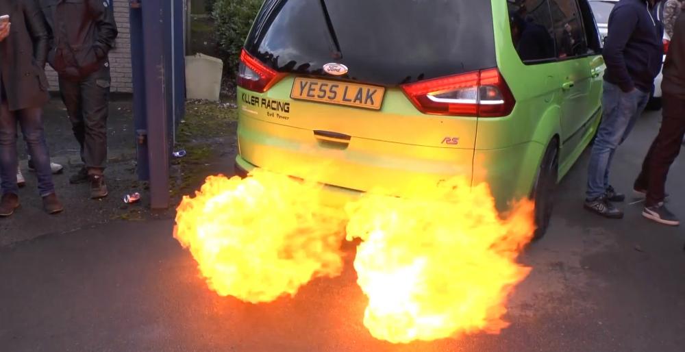 ford-galaxy-with-focus-rs-25l-engine-shoots-flames-video-89781_1.thumb.jpg.cf2159f079f3f2f3f201fb9a844eb6d4.jpg