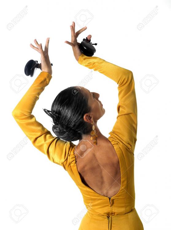 32085147-jeune-femme-espagnole-de-danse-sevillanas-avec-castagnettes-dans-les-mains-en-costume-jaune-avec-le--Banque-d'images.jpg