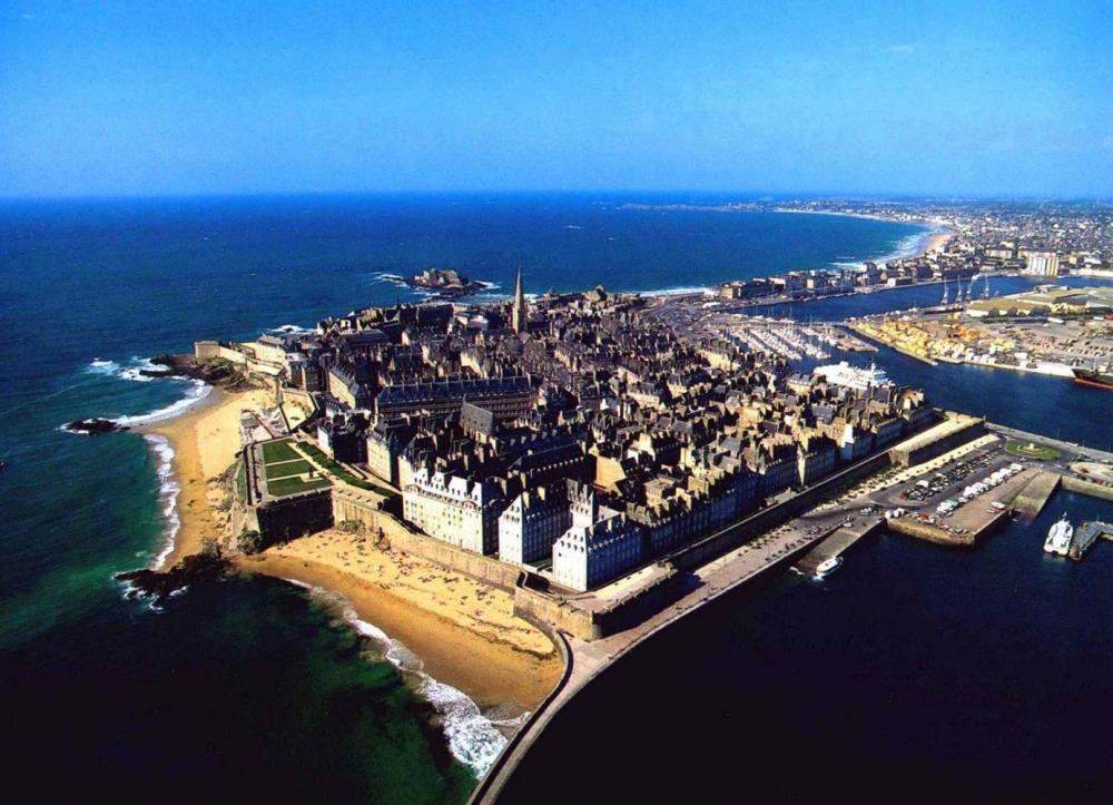 saint-malo-vue-du-ciel-1384x1000.thumb.jpg.c37a4902eebbffb6b138fe17f996dee0.jpg