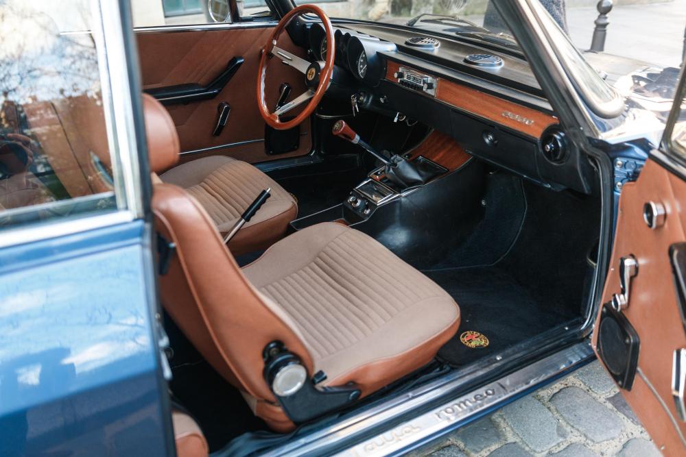 Alfa Romeo 2000 intérieur (22).jpg