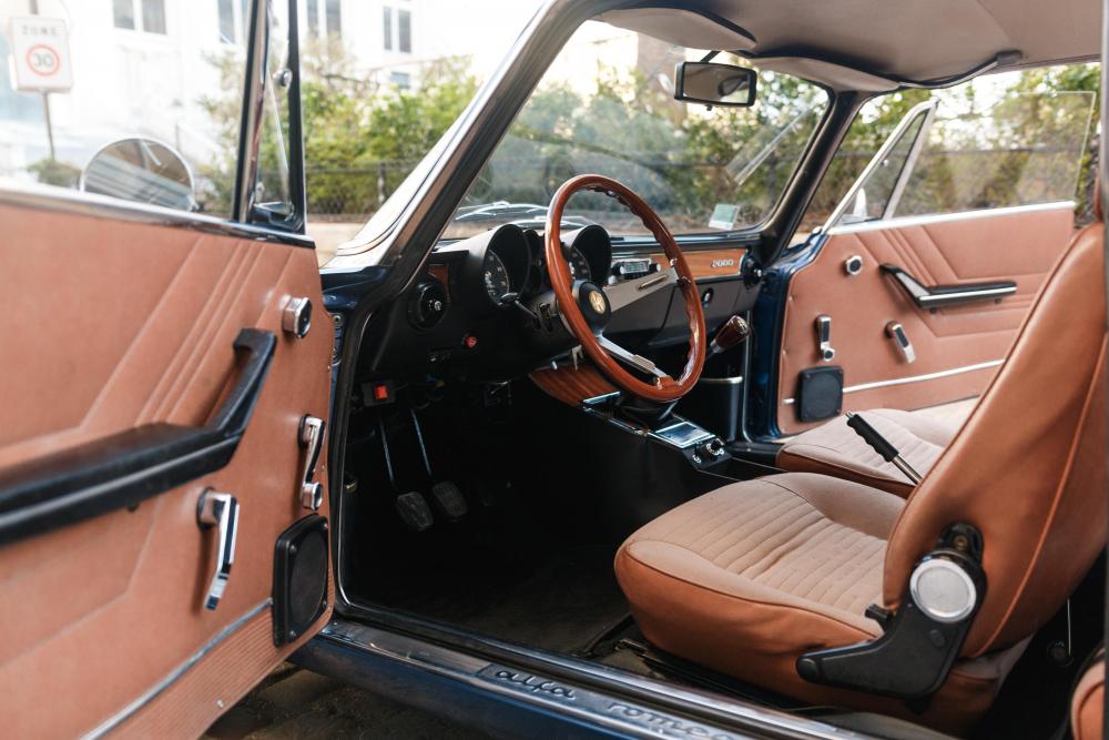 Alfa Romeo 2000 intérieur (7).jpg