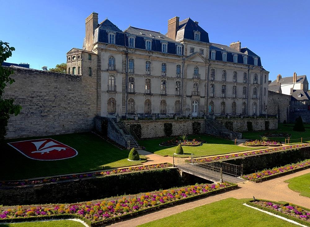 20210613_184925 v.jpg