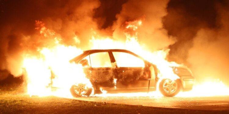 Voiture en feu.jpg